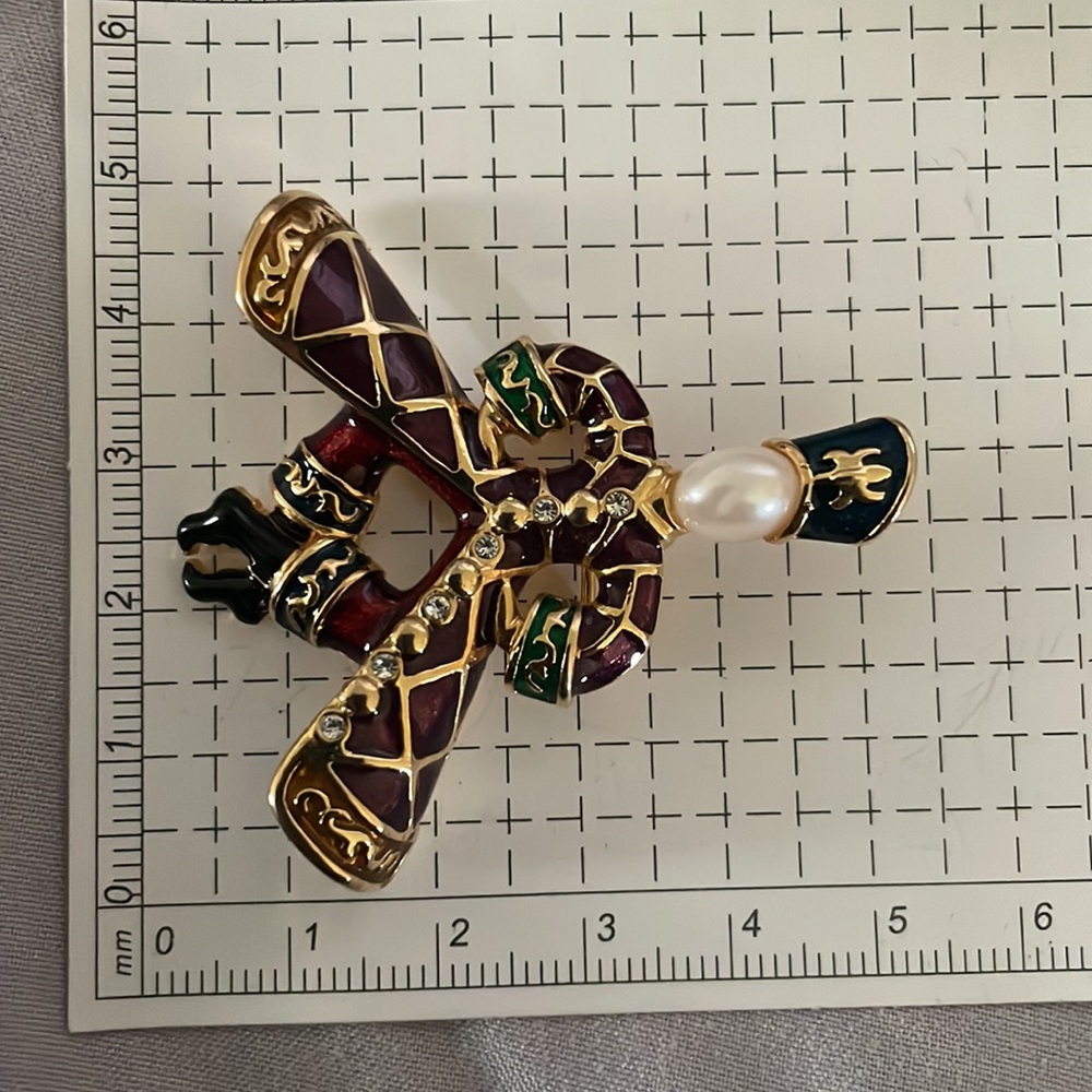 Joan Rivers Brooch - Picture 6 of 9